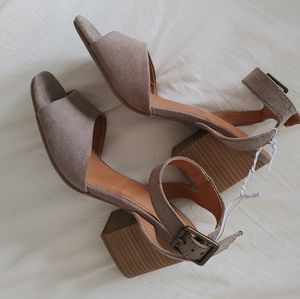 NWOT Universal Thread Block Heels